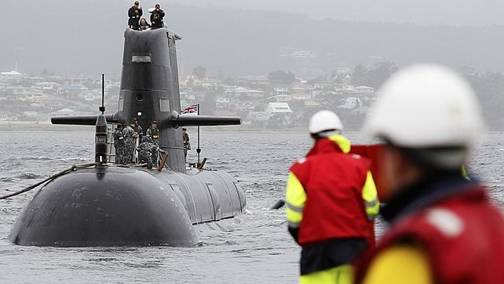  The Collins Class Submarine HMAS Farncomb arrives in Hobart, Tasmania. Berthing between PW1 and PW2. 