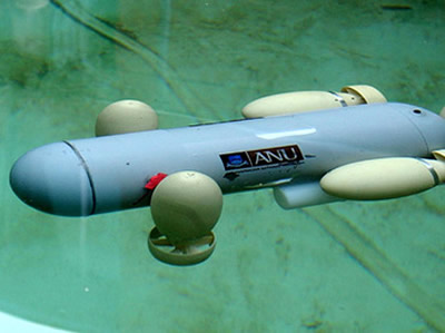 40 cm unmanned submarine is seen during testing a tank in Canberra (Reuters / Stringer Australia)