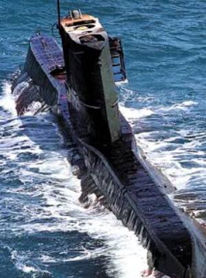 A North Korean 300-ton Shark-class submarine which infiltrated into waters off Gangneung, Gangwon Province in September 1996